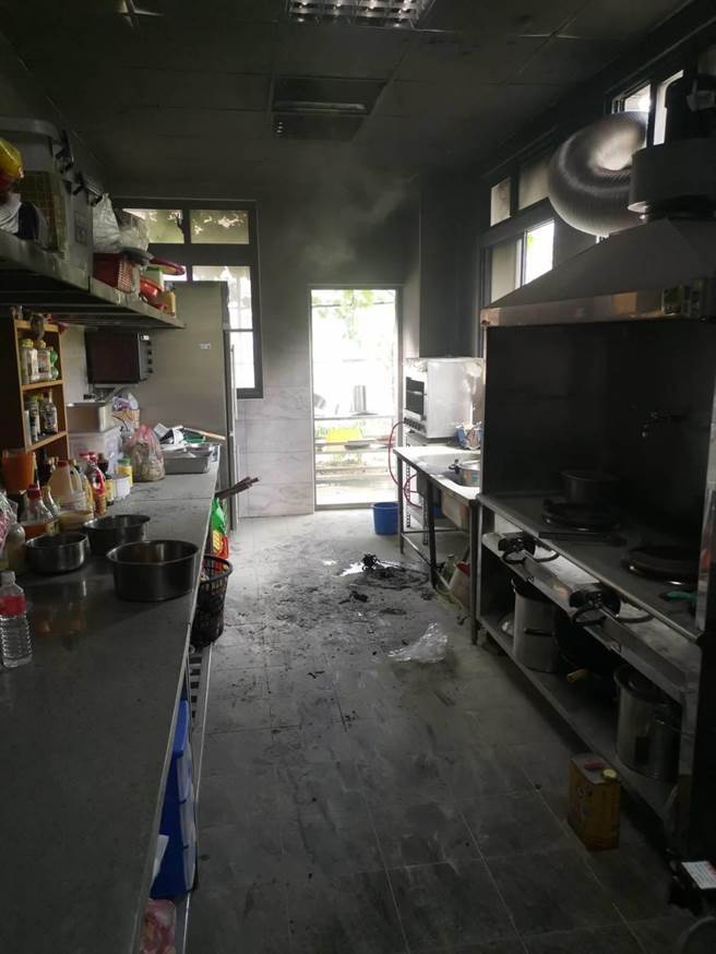 金门金湖镇新市社区活动中心今天上午惊传火警，疑似嵌顶式老旧电扇过热或电线短路引起。（金门消防局提供）