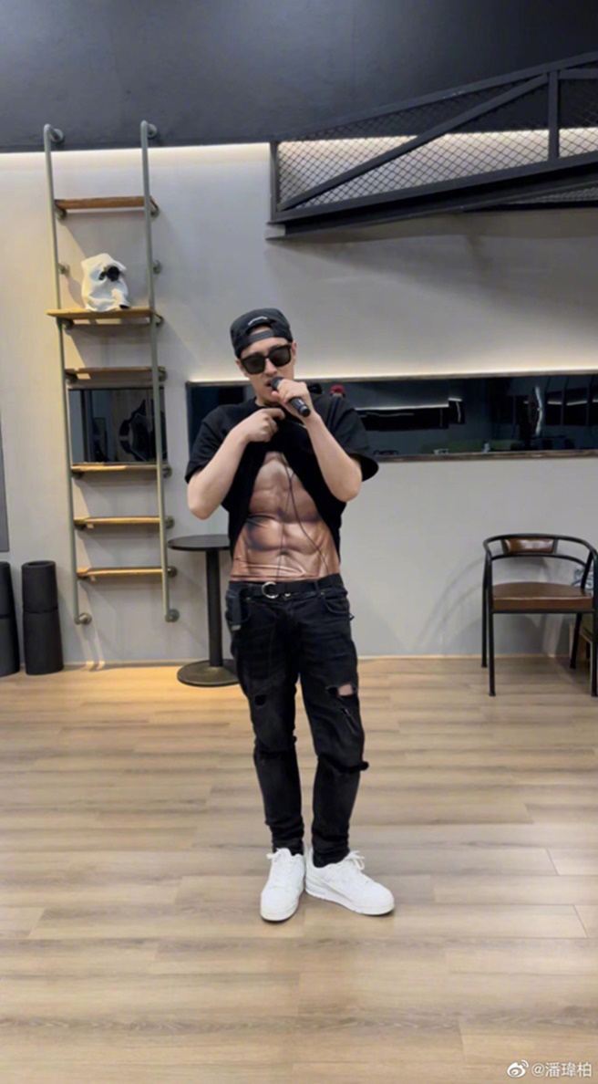 潘瑋柏放出練唱照片大秀「八塊腹肌」。（圖／翻攝自 潘瑋柏微博）