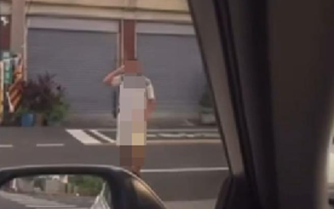 员警透过巡逻车广播向民眾开玩笑。(记者爆料网提供)