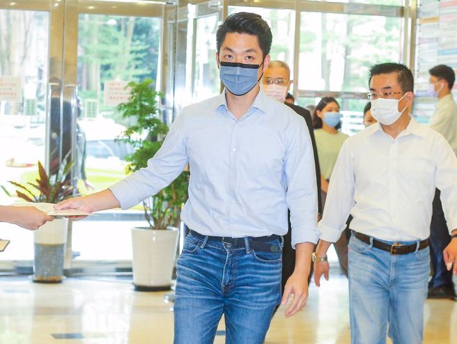 台北市長參選人蔣萬安19日早上出席線上論壇《Dr. Change 黑天鵝學院》，接受金融名人黃齊元訪問。（粘耿豪攝）