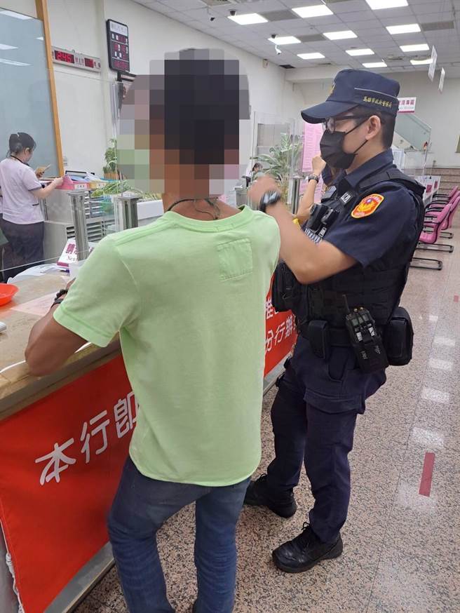 59歲的楊姓男子前往領錢，說是要給網路認識的女子買鑽戒，才可以換取跟對方見面的機會。（高市苓雅分局提供／楊舒婷高雄傳真）