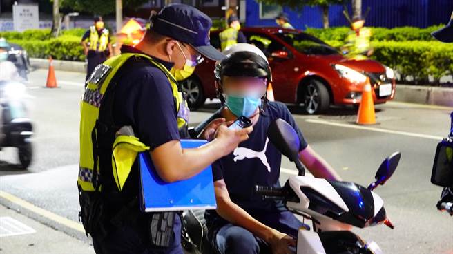 为了防范青少年暑期违规无照驾驶，新北市新庄警方局将规划专案勤务加强取缔。（警方提供）
