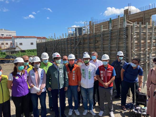 陈其迈期许郑运鹏赶快努力来选举，谦虚的倾听民意赢得大选，对于郑询问选举有何技巧，陈其迈强调，就是一步一脚印，全力往前衝，不要松懈。(林雅惠摄)