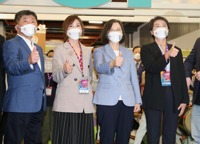 蔡英文总统19日出席2022台北国际观光博览会 ，并在台北馆与台北市副市长黄珊珊、民进党台北市长参选人陈时中一起合影留念。（姚志平摄）