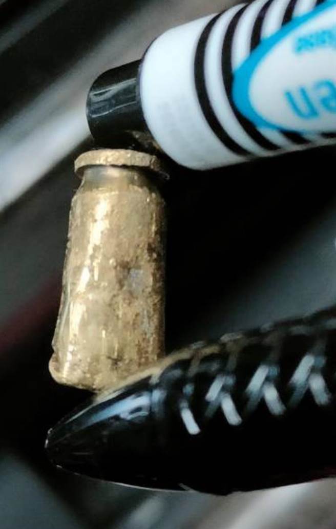 民眾黨新北市三重、蘆洲議員參選人陳俊霖服務處，昨(19)日下午在服務處附近的停車格發現一枚彈殼，嚇得連忙報警，三重警方立即派員前往查看，初步判定該彈殼為操作槍。(黃敬文翻攝)