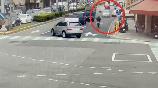 银色轿车在马路上逆向行驶，过程险象环生。（警方提供）