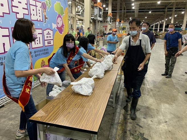 現場烹煮1000份新鮮芋頭粥供承銷人品嘗。（大甲區農會提供）