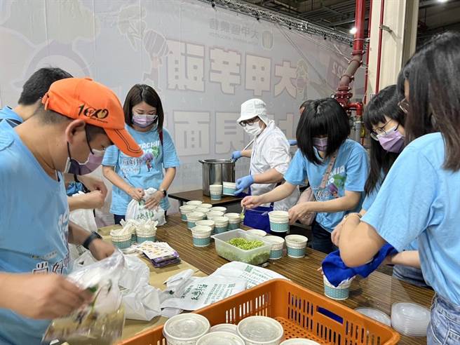 現場烹煮1000份新鮮芋頭粥供承銷人品嘗。（大甲區農會提供）