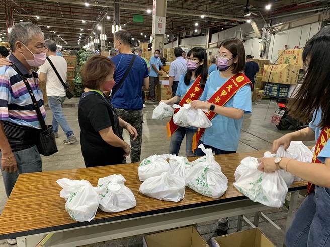 現場烹煮1000份新鮮芋頭粥供承銷人品嘗。（大甲區農會提供）