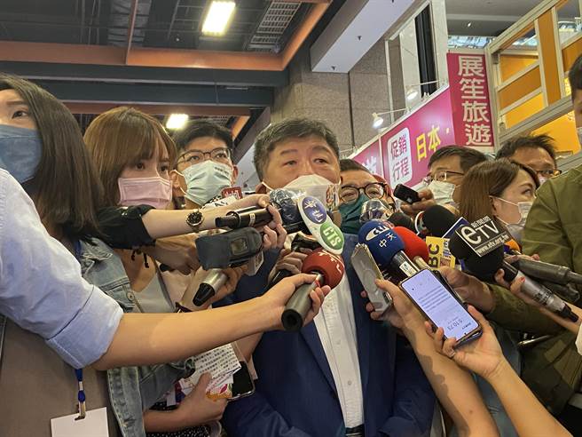 民进党台北市长参选人陈时中（中）今出席台北国际观光旅游展受访。（陈薏云摄）