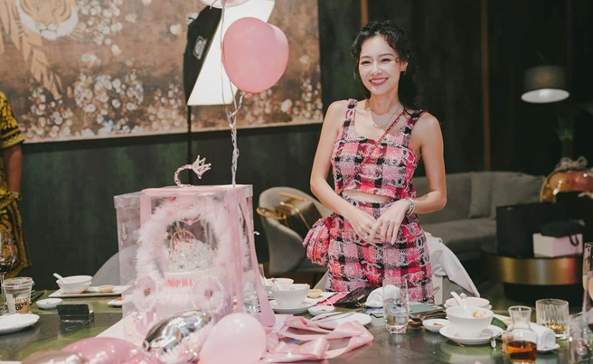 王思佳身穿粉桃色调套装，展现超辣身材。 （图／翻摄自王思佳Sophia 0818 Facebook）