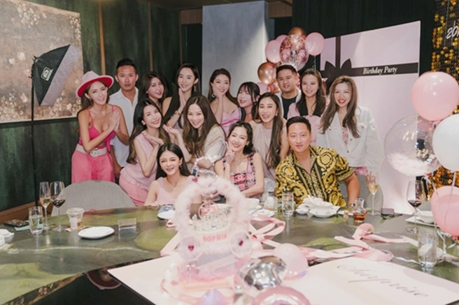王思佳生日趴整排高顏值正妹非常养眼。 （图／翻摄自王思佳Sophia 0818 Facebook）