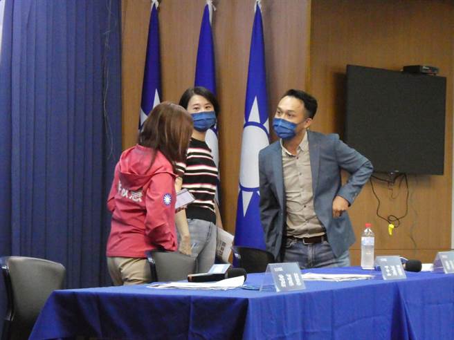 台北市長選戰短兵相接，內科交通成藍綠白三方攻防重點。北市副市長黃珊珊批前市長馬英九、郝龍斌讓內科塞入太多人，卻沒做好交通配套。國民黨今反擊，批黃才是內科容積率擴充、放寬管制的推手，任副市長也沒積極推動捷運建設。（周志豪攝）