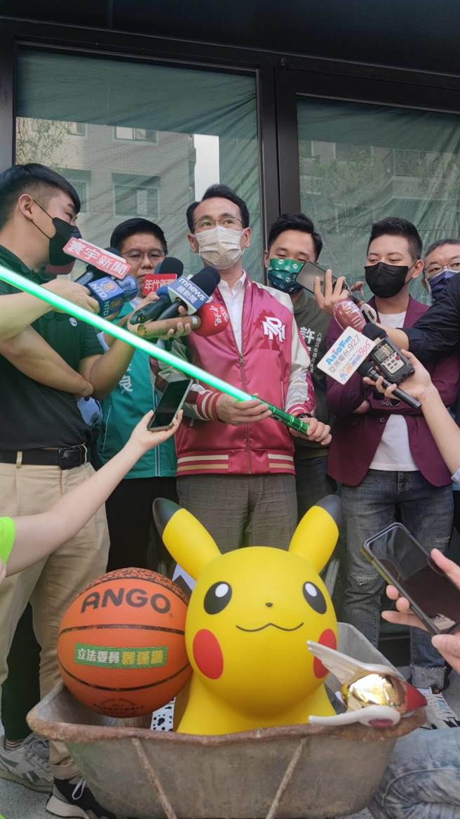 民进党桃园市长参选人郑运鹏今天拍定装照，准备许多道具。（赖佑维摄）