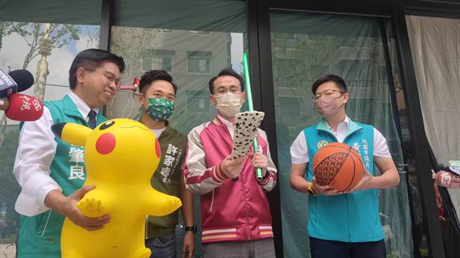 民进党桃园市长参选人郑运鹏今天拍定装照，准备许多道具。（赖佑维摄）