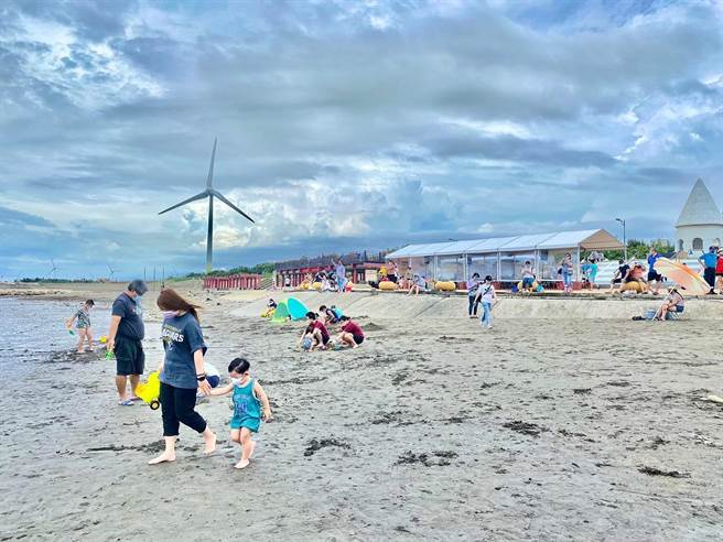 大安滨海乐园是戏水、踩沙、踏浪热门景点。（台中市观旅局提供／陈淑娥台中传真）