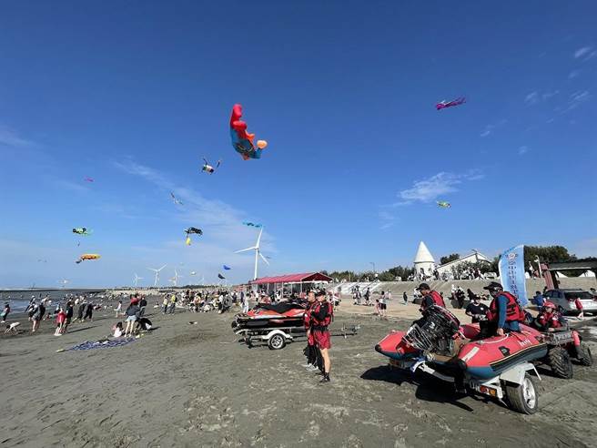 大安滨海乐园是戏水、踩沙、踏浪热门景点，图为救生员戒护备勤画面。（台中市观旅局提供／陈淑娥台中传真）