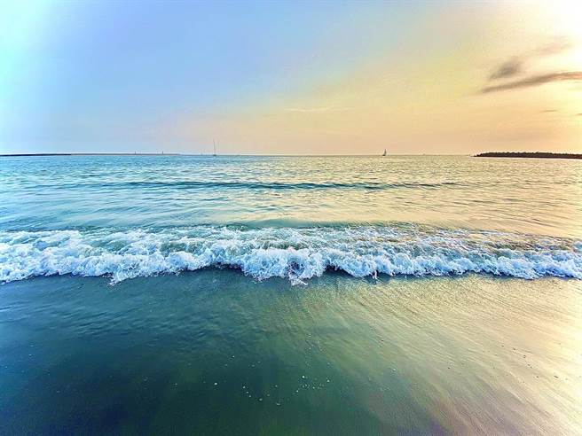 大安滨海乐园是戏水、踩沙、踏浪热门景点。（台中市观旅局提供／陈淑娥台中传真）