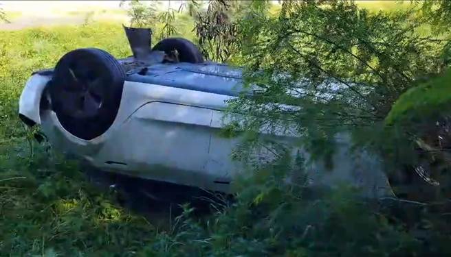 一辆特斯拉疑似疲劳驾驶，撞上海堤腾空翻滚，落到防风林沙滩上。（读者提供／程炳璋台南传真）