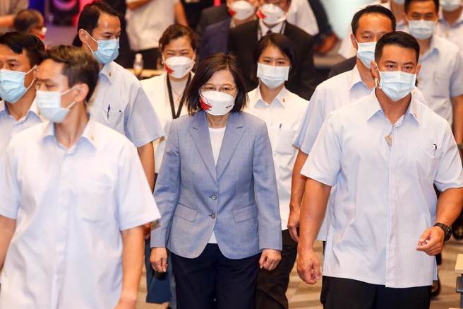 蔡英文总统（中）19日出席「HITCON PEACE 2022台湾骇客年会开幕式」时表示，从俄乌战争到这阵子中国军演，网攻混合战模式也在台湾上演。她期盼全民都能强化对错假讯息的辨识能力，以及藉由不同领域资安人才与政府共同协力，一起强化国家整体韧性。（邓博仁摄）