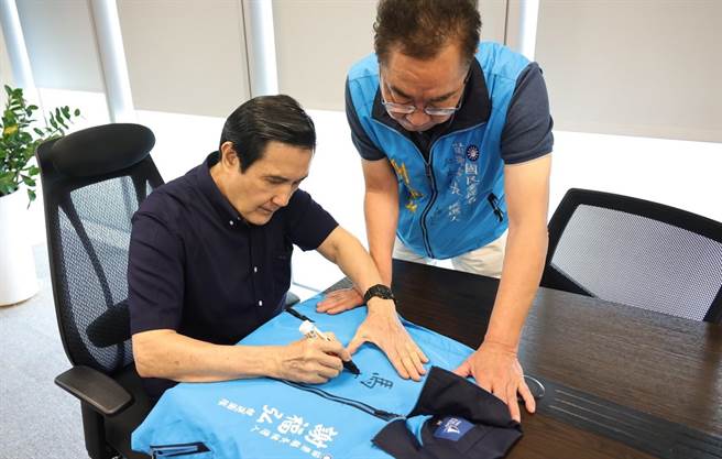 國民黨苗栗縣長參選人謝福弘，18日北上晉見前總統馬英九，由馬英九在謝福弘競選背心上簽名打氣。（謝福弘競總提供／謝明俊苗栗傳真）