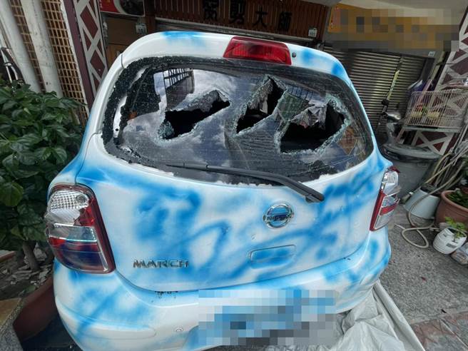 美髮店老板车辆遭砸及喷漆。（洪靖宜摄）