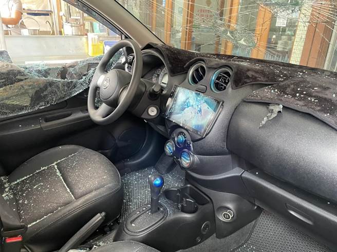 连坐垫、音响萤幕等都不放过。（洪靖宜摄）