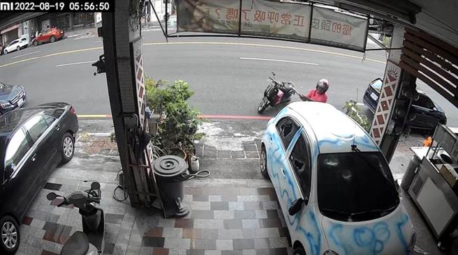 监视器拍下犯案过程。（翻摄照片／高雄洪靖宜传真）