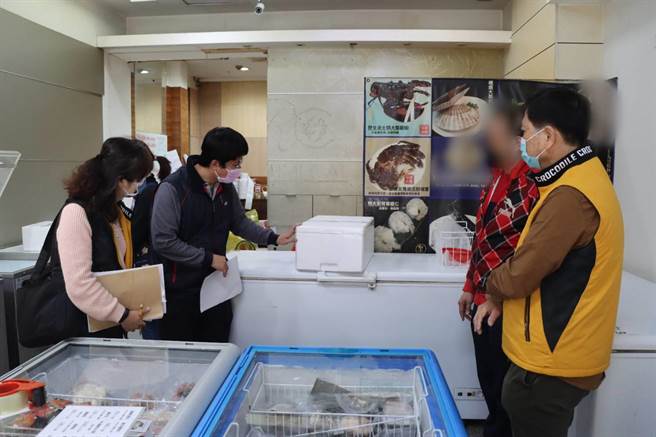 彰化市区59岁杨姓负责人经营水产品批发，受疫情衝击，古姓丈夫同样经营水产批发，业绩也大幅衰退，为了代妻缴纳欠税，将经营水产、肉品以跳破盘价提供分署促销变卖。（彰化分署提供／吴敏菁彰化传真）