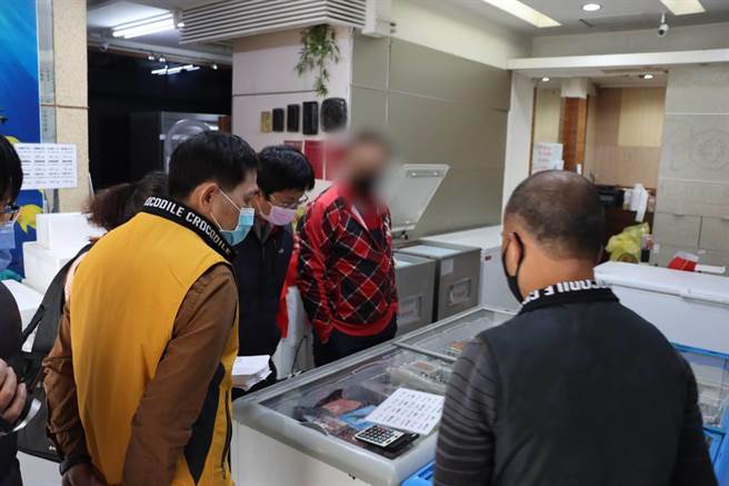 彰化市区59岁杨姓负责人经营水产品批发，受疫情衝击，古姓丈夫同样经营水产批发，业绩也大幅衰退，为了代妻缴纳欠税，将经营水产、肉品以跳破盘价提供分署促销变卖。（彰化分署提供／吴敏菁彰化传真）