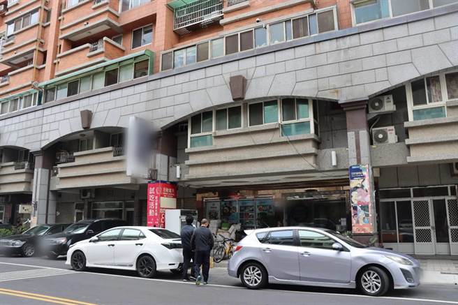 彰化分署执行人员至义务人经营的水产公司现场执行。（彰化分署提供／吴敏菁彰化传真）