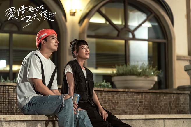 林哲熹和孟耿如在剧中并肩谈心。（时创影业提供） 