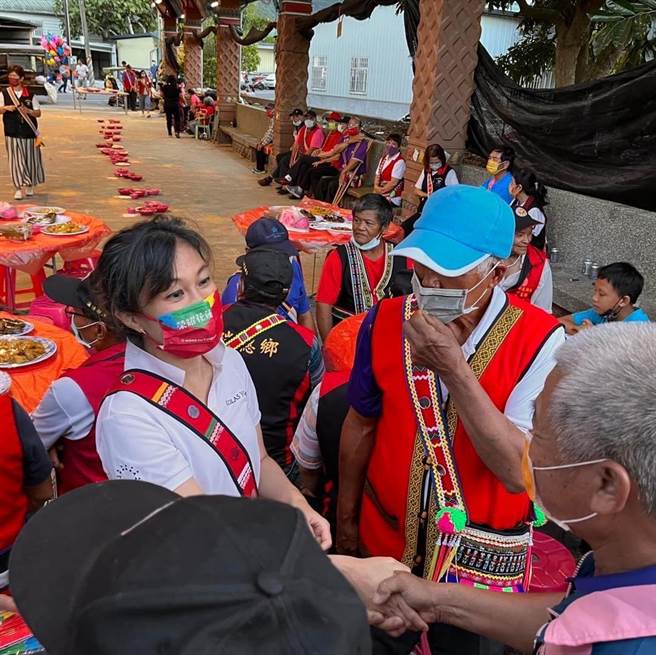 民进党花莲县长参选人Kolas指控受邀参加部落祭典，因徐榛蔚要到场，却被「请」出。（取自脸书）