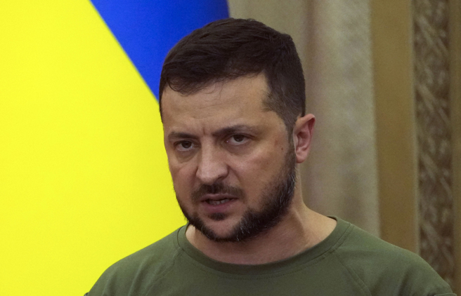 烏克蘭總統澤倫斯基（Volodymyr Zelensky）8月18日在該國西部城市利維夫（Lviv）出席記者會的神情。（美聯社）