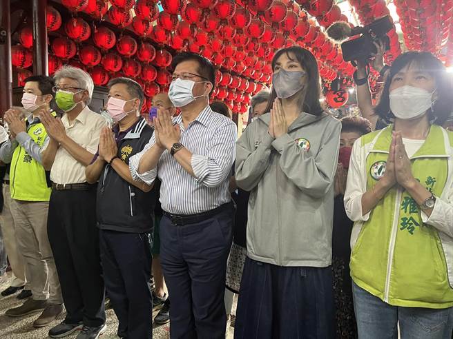 林佳龙到汐止济德宫参拜妈祖。（王扬杰摄）