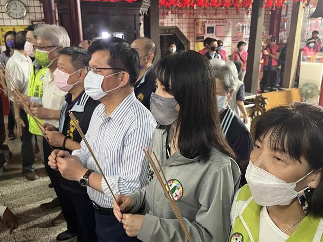 林佳龙到汐止济德宫参拜妈祖。（王扬杰摄）