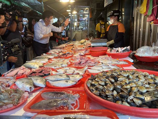 林佳龙到汐止中正市场拜票。（王扬杰摄）