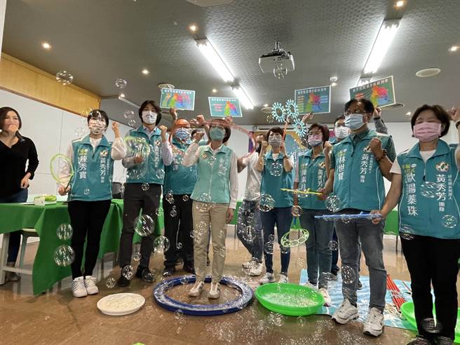 民进党提名彰化县长参选人黄秀芳，启动亲子列车，把欢笑带给亲子，让选举不用激情吶喊，党内提名参选人也一起参与玩泡泡。（吴敏菁摄）