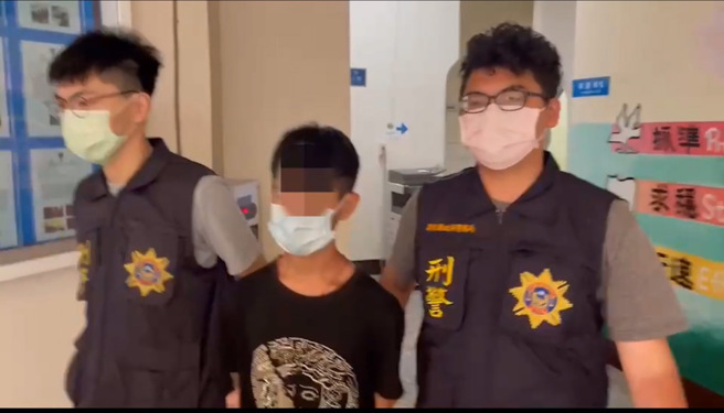 18岁林姓高中生当小蛇头， 为赚32万竟卖2同学到柬埔寨，警方追查在台藏镜人。(屏东县刑大提供)
