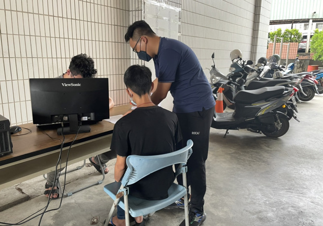 18岁林姓高中生当小蛇头， 为赚32万竟卖2同学到柬埔寨，警方追查在台藏镜人。(屏东县刑大提供)