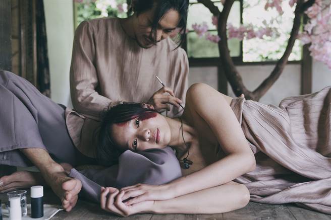 姚淳耀（左）与王渝屏在剧中有窒息式性爱桥段。（络思本娱乐制作提供）