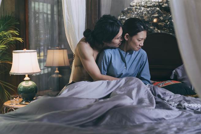 姚淳耀（左）在剧中侵犯吴奕蓉。（络思本娱乐制作提供）