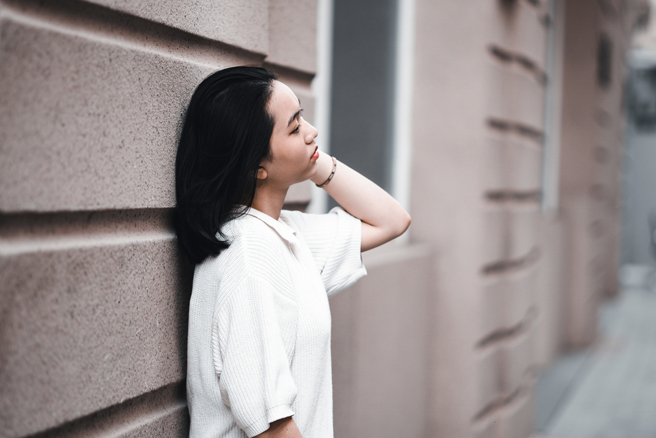 妹子不敢承认妈妈是柬埔寨人，因为怕被嘲笑。（示意图／shutterstock）