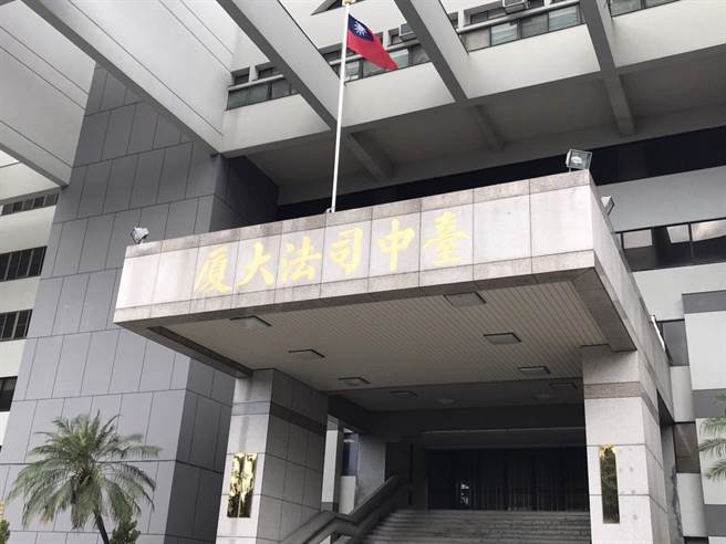 从事废铁买卖高姓男子以遥控器操纵地磅秤废铁重量，向资源回收业者诈取584万2324元，被判3年8个月。（实习记者何颖欣摄）