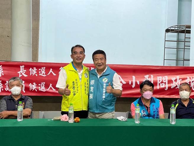 民进党苗栗县长参选人徐定祯18日晚间与县议员参选人李贵富，一同在头份市尖下里举办问政说明会。（徐定祯竞办提供／谢明俊苗栗传真）