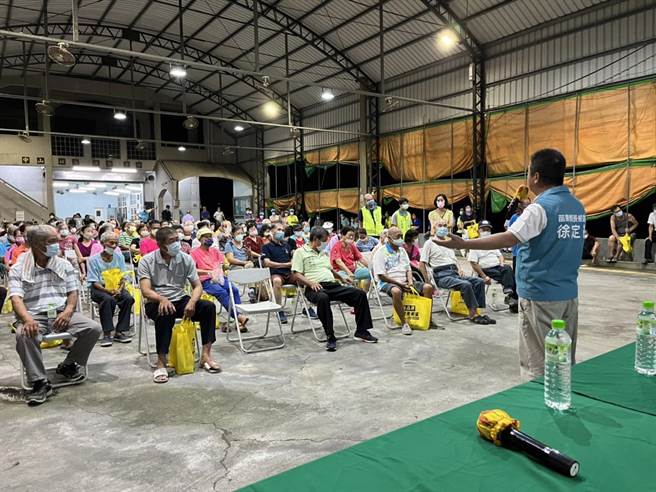 民进党苗栗县长参选人徐定祯18日晚间在头份市尖下里举办问政说明会，有2百多名乡亲到场支持。（徐定祯竞办提供／谢明俊苗栗传真）