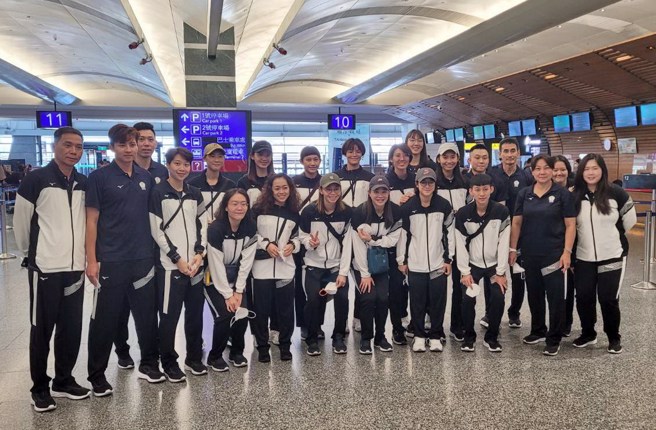 中华女排搭机飞往菲律宾参加亚洲杯。(中华排协提供)