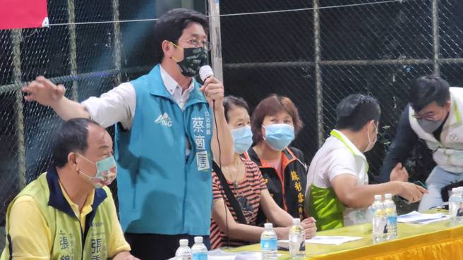 針對喜市社區的自來水供水問題，蔡適應邀請相關單位和住戶開會。(取自蔡適應臉書)