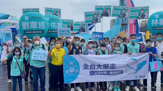 无党籍基隆市长参选人黄希贤参加由民眾党发起的「全台大眾走」活动。（图／取自黄希贤脸书）