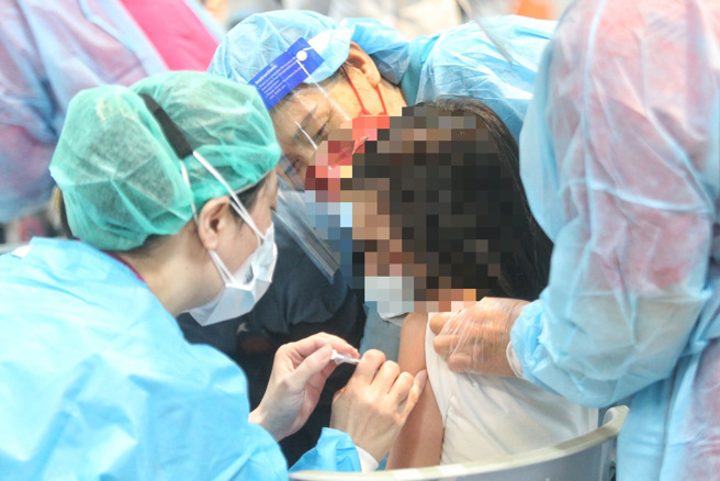 首批BNT幼儿疫苗到货，最快下周六开打。图为儿童打疫苗的画面。（本报系资料照）